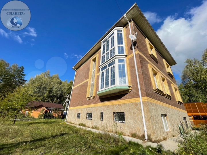 Дом 246 м² на участке 14,9 сот.