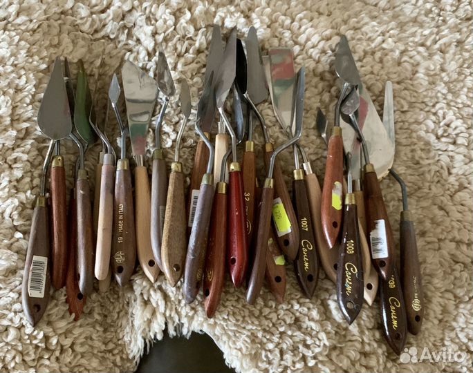 Мольберт, кисти, мастихины, холсты