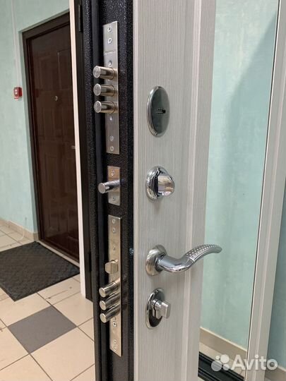 Входная дверь новая металлическая