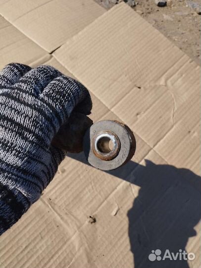 Амортизатор задний Nissan Note 1 (E11)