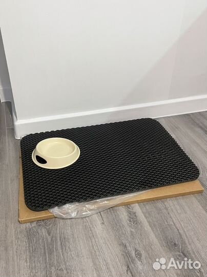 Лежанка, миска, когтеточка, лоток для кошек