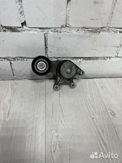Натяжитель ремня с роликом бмв BMW F10 F20 F30