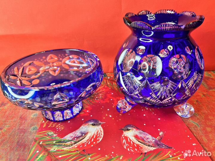 Две хрустальные синие вазы на ножках,на юбке GDR