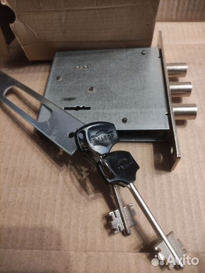 Замок дверной