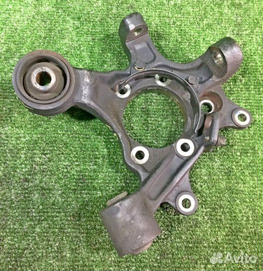 Цапфа задняя правая Mitsubishi Pajero 3 V65W 6G74