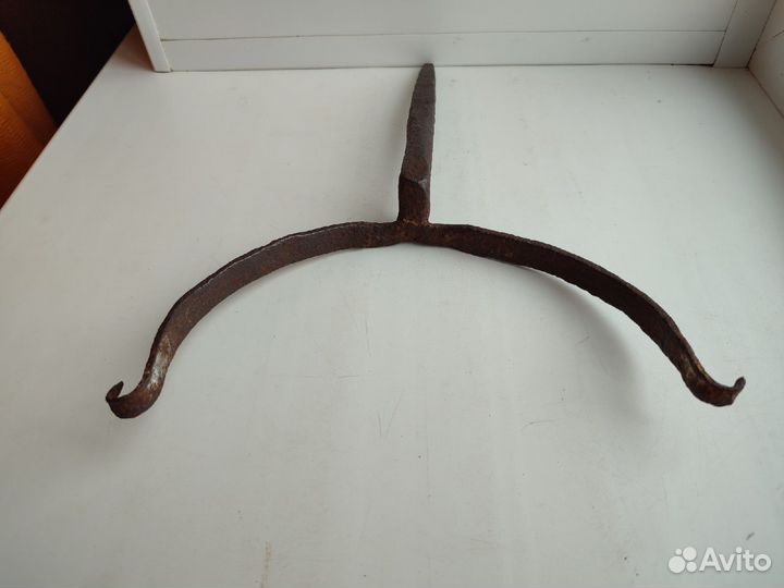 Старинный кованый ухват, крепление под водосток