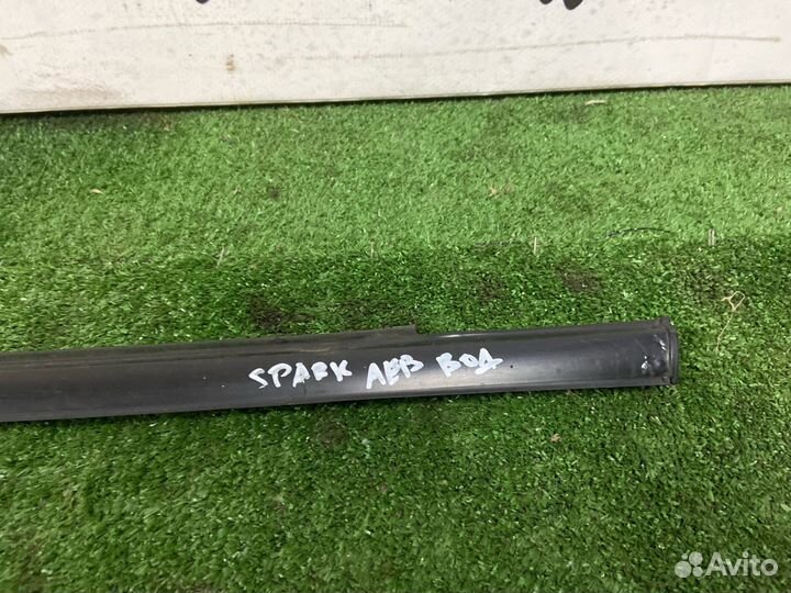 Бархотка передняя левая Chevrolet Spark M200