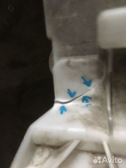 Бачок омывателя Toyota Corolla E18 с дефектом