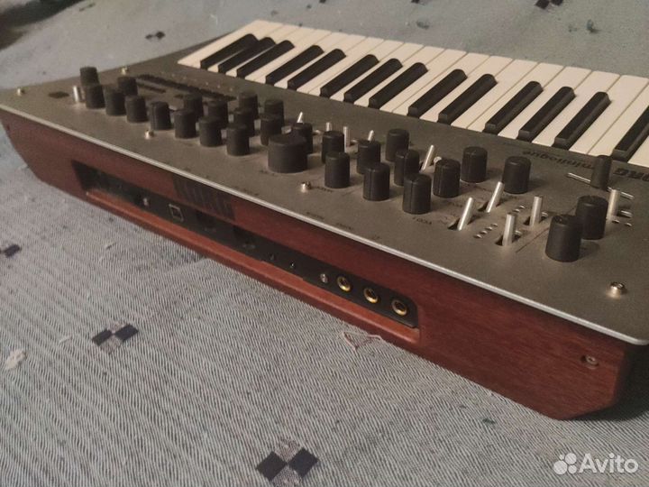 Синтезатор Korg Minilogue