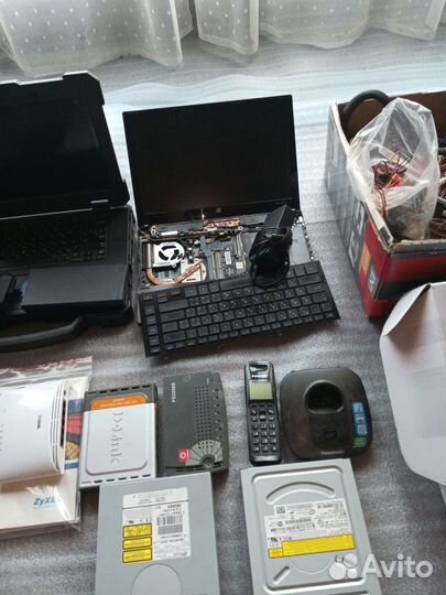 Ноутбуки и радиодетали в ассортименте