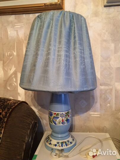 Светильник с абажуром и картины