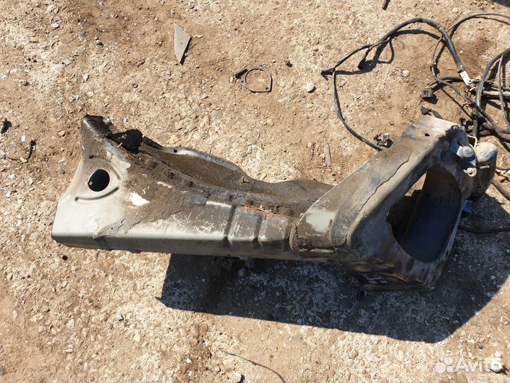 Лонжерон передний левый очко фары m ml w163 163 мл