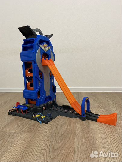 Hot wheels мега гараж