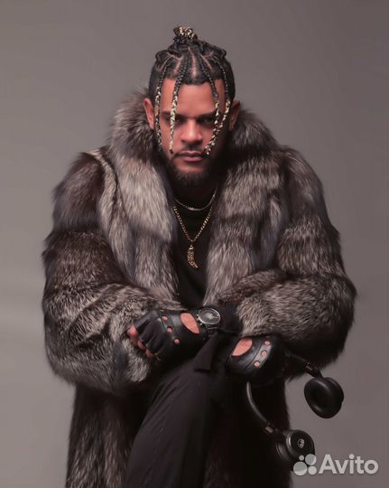 Диджей с оборудованием