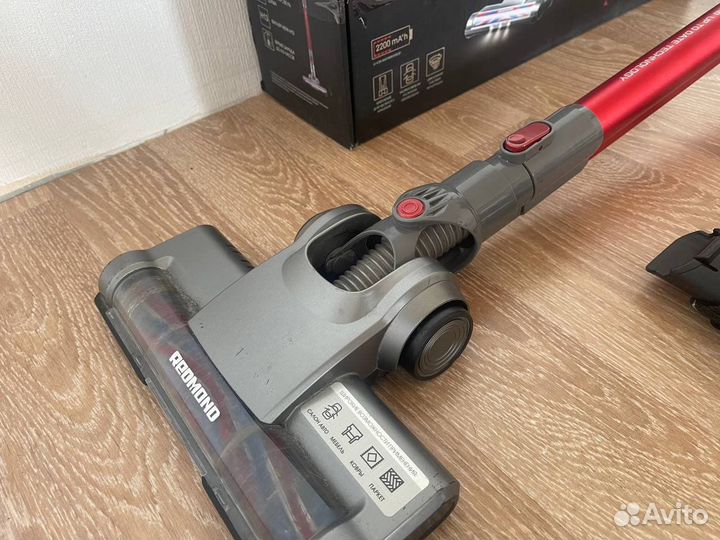 Пылесос Redmond RV-UR361