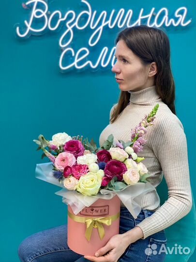 Стильная композиция из цветов розы, экзотика