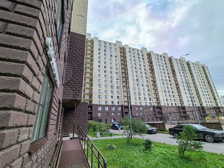 2-к. квартира, 81,7 м², 8/17 эт.