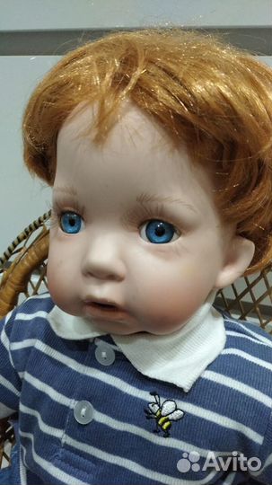 Кукла фарфоровая сидячая