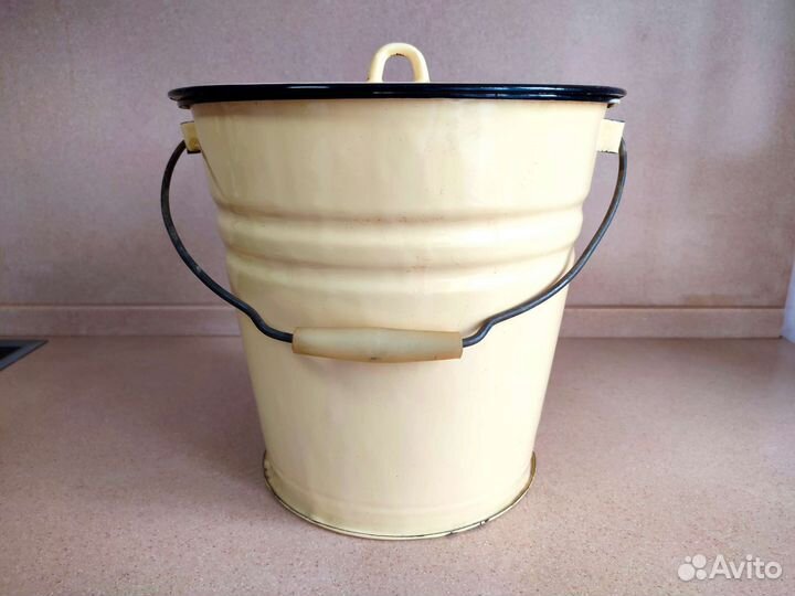 Эмалированное ведро с крышкой СССР
