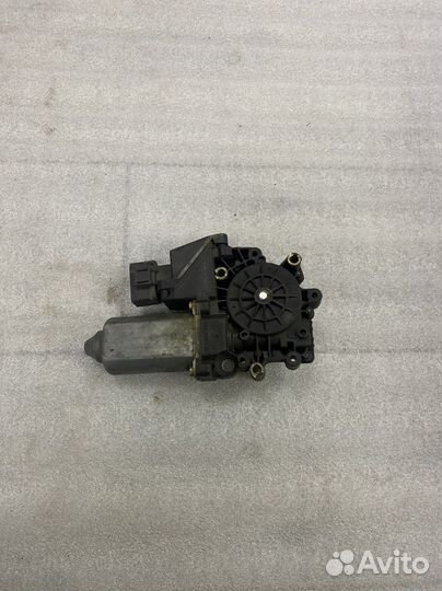 Моторчик стеклоподъемника передний левый А6 100 С4