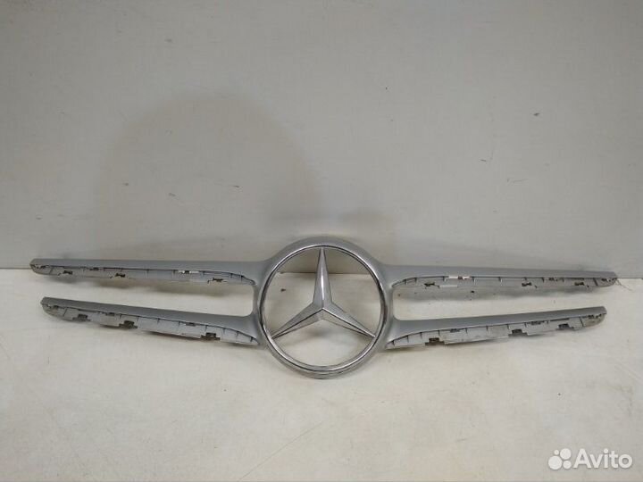 Накладка решетки радиатора Mercedes-Benz C-Class