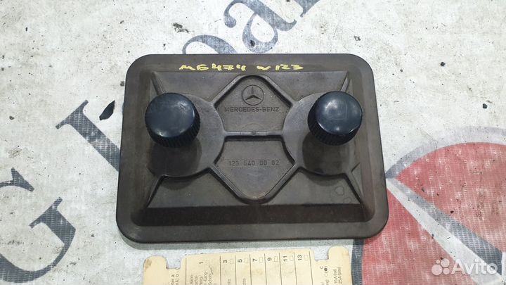 Крышка предохранителя на Mercedes-Benz W123
