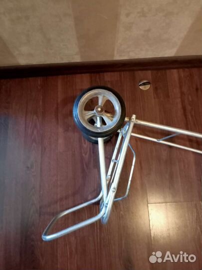 Подставка для сумки на колесах