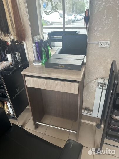 Парикмахерское стол с зеркалами и кресло