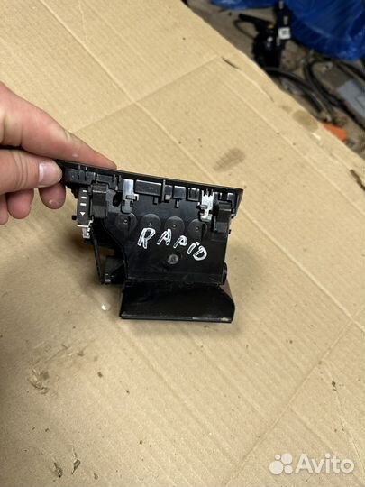 Дефлектор печки левый Skoda Rapid 1