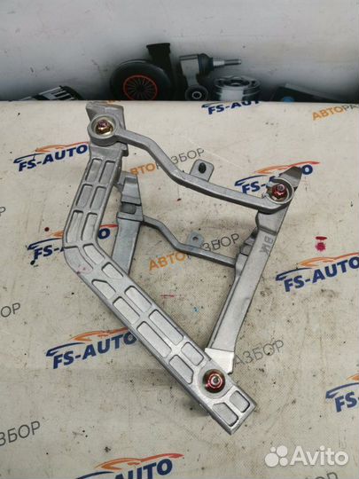 Усилитель торпедо передний Hyundai Tucson JM 2.0