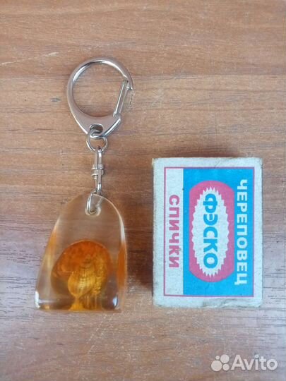 Брелок улитка в янтаре винтаж СССР