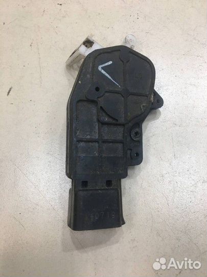 Активатор замка задней левой двери Toyota RAV4