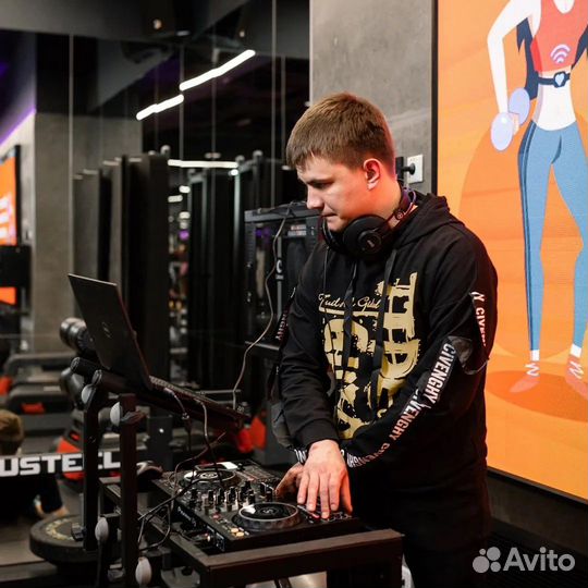 Диджей с оборудованием