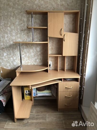 Компактный компьютерный стол