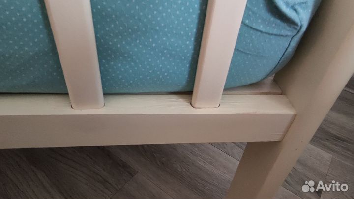 Детская кроватка с маятником