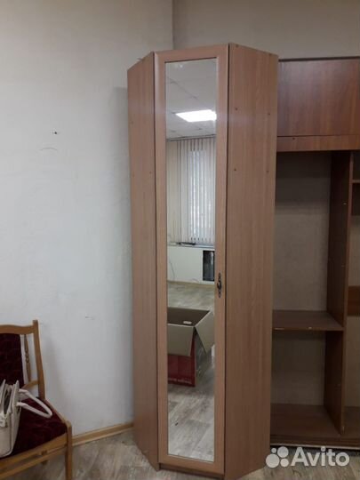 Угловой шкаф для прихожей с зеркалом