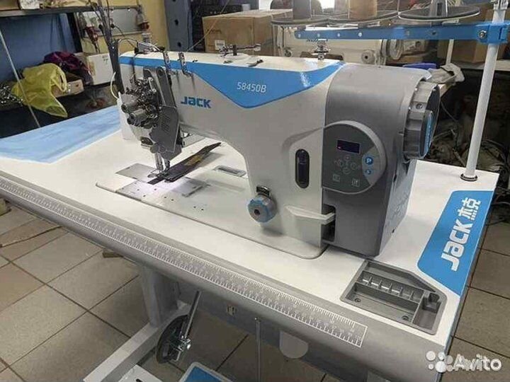 Швея на двухигольную машину