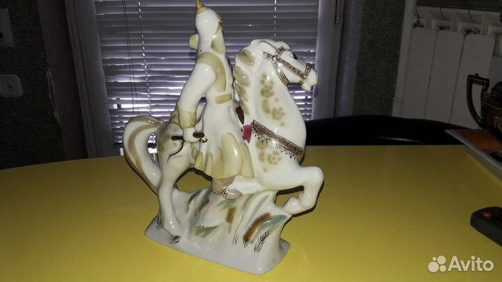 Фарфоровая статуэтка Буденовец на коне