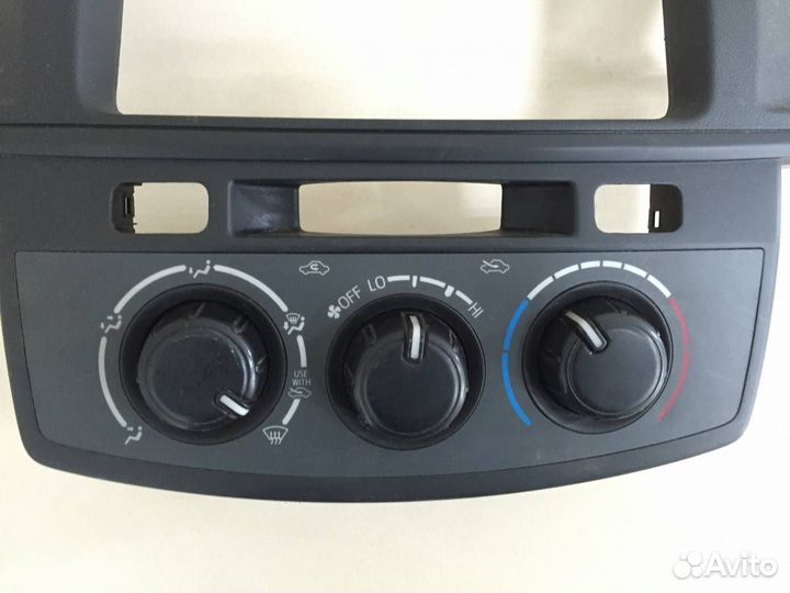 Накладка торпедо Toyota Hilux AN10,AN20,AN30 2011