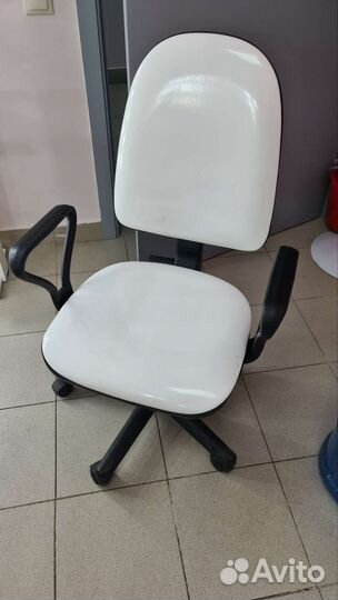 Офисное кресло, стул на колёсах