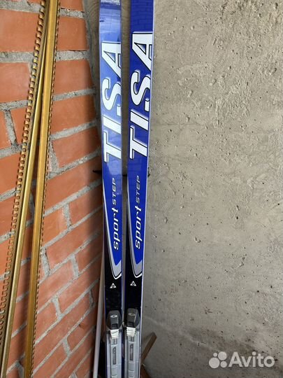 Беговые лыжи, палки и мешок