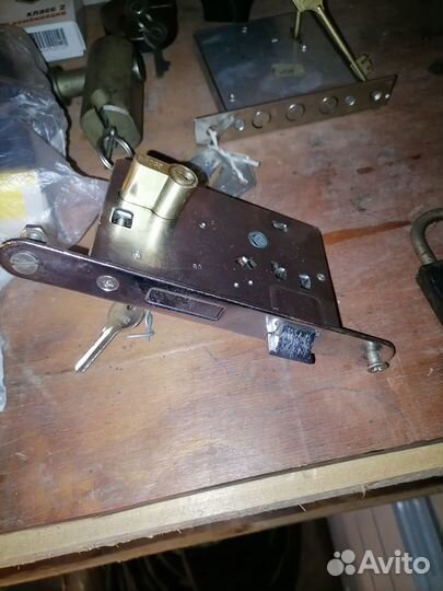 Замок дверной бу