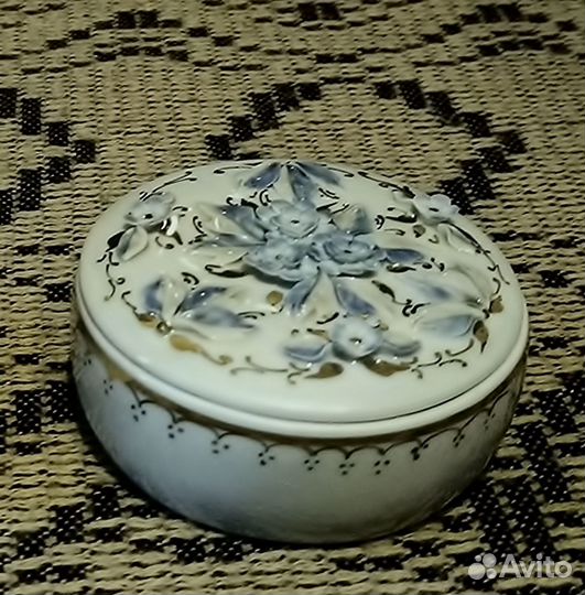 Фарфоровый подсвечник и шкатулка