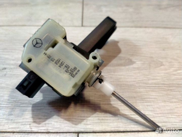 Замок лючка бензобака Mercedes-Benz 211.054 E 280