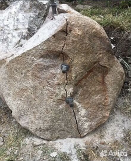 Разрушение скалы / валунов / бетона клиньями