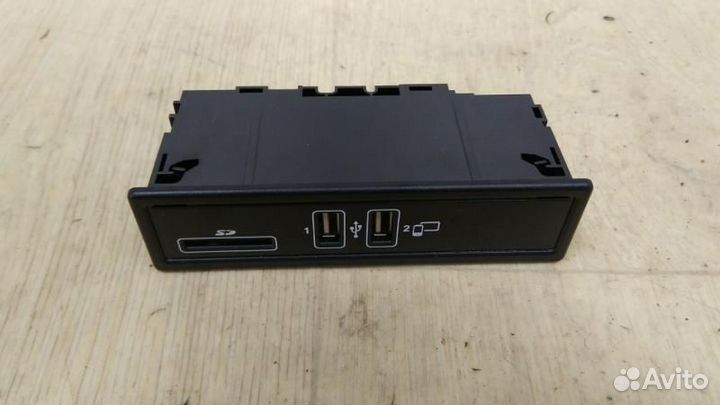 Разъем AUX / USB Mercedes-Benz A2138200400