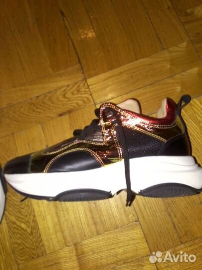 Кроссовки женские