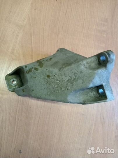 Кронштейн опоры двигателя левый Volkswagen Passat