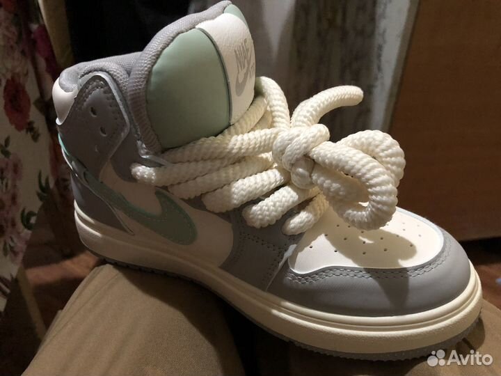 Кроссовки женские