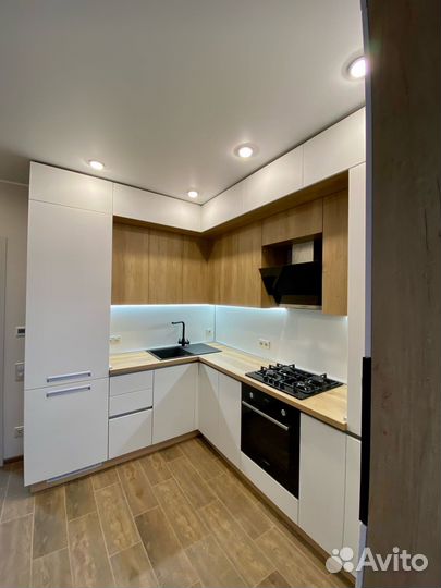 Угловая кухня под потолок на заказ в Новосибирске